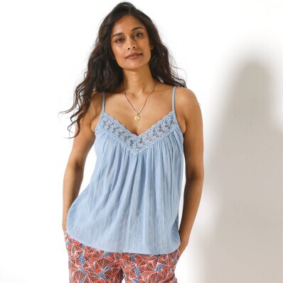 Топ з V-подібним вирізом та мереживною обробкою