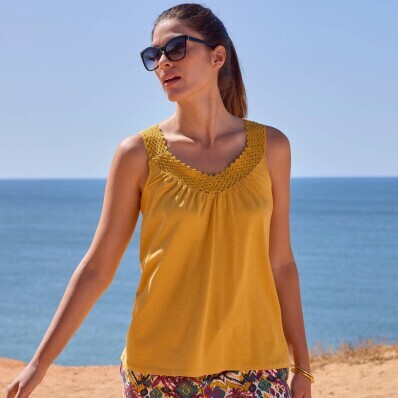 Top z dekoltem wykończonym makramą