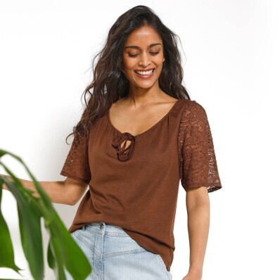 Koszulka z koronkowymi rękawami i wiązaniem przy dekolcie