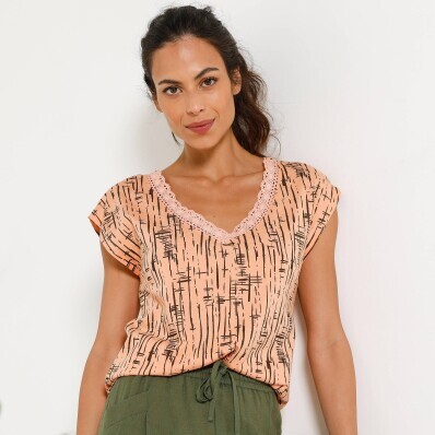 Футболка з V-подібним вирізом, обробкою макраме та графічним принтом