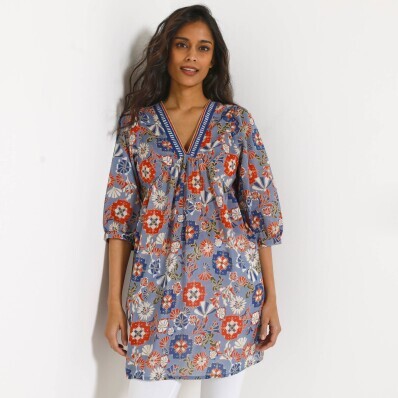 Туніка з V-подібним вирізом, рукавами 3/4 та принтом