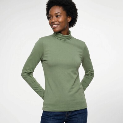 Un tricou cu guler înalt, confecționat din material elastic