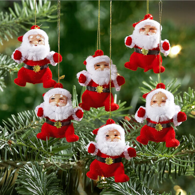 6 Santa Clausů