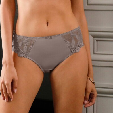 2 darabos klasszikus Rima bugyi szett a Confidence Lingerie®-től, mikroszálas anyagból és hímzett tüllből.
