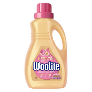 Woolite 900ml s keratinem na jemné a vlněné prádlo(12/krt)